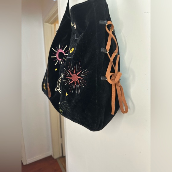 Her Universe Disney Hocus Pocus Black Icons Velvet Embroidered Crossbody Bag NWT - Picture 11 of 16